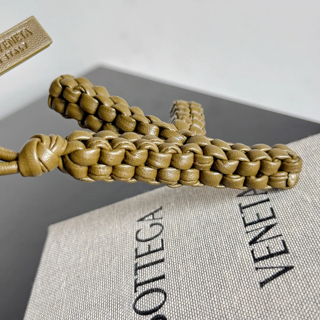 Batch 420 Let’s see what new cute little thing BV has released~ It’s this letter pendant, which is different from the puppy pendant. The weaving of this letter is more three-dimensional, and the material is very solid, and it is not easy to deform even if it is folded. Style number: K